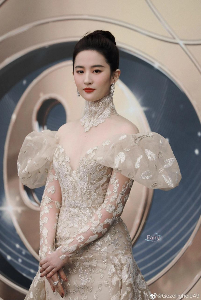 Tối 14/8 diễn ra sự kiện "Đêm hội Điện ảnh Weibo 2022" với sự góp mặt của dàn sao hạng A Trung Quốc. Trong đó, nổi bật nhất không ai khác chính là "thần tiên tỷ tỷ" Lưu Diệc Phi.