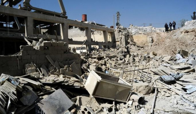 Ảnh chụp một tòa nhà ở Damascus sụp đổ sau điều được SANA mô tả là một cuộc không kích của Israel hồi tháng 3. Ảnh: Reuters