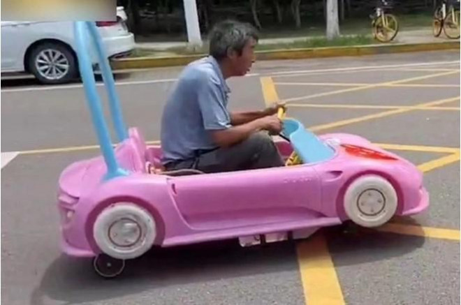 Người đàn ông trung niên lái chiếc ô tô màu hồng trên đường. Ảnh: Douyin