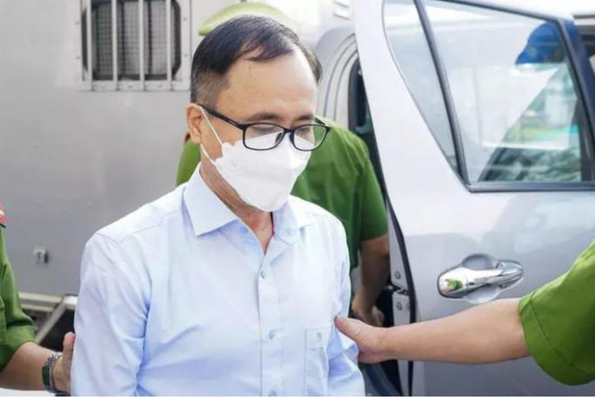 Bị cáo Trần Văn Nam, cựu bí thư Tỉnh ủy Bình Dương, bị dẫn giải đến tòa