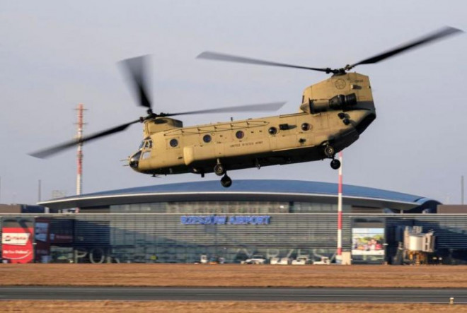 &nbsp;Trực thăng CH-47F Chinook của Quân đội Mỹ. Ảnh: Reuters