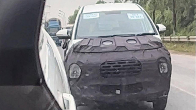 Phần đầu xe được che chắn khá kỹ song lưới tản nhiệt để lộ tương đồng với Hyundai Stargazer