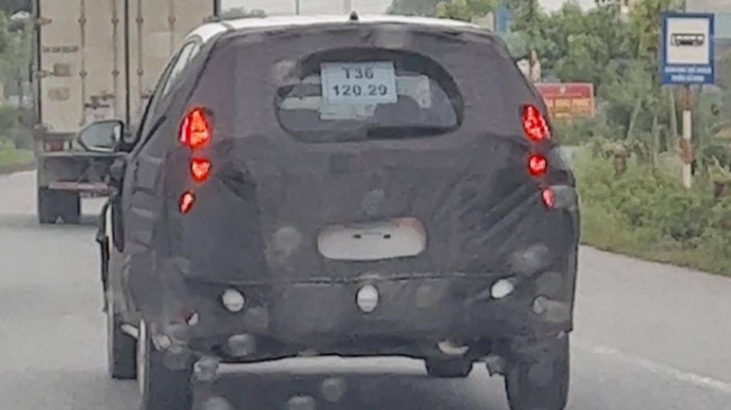 Phần đuôi xe nguỵ trang kín, không thấy rõ thiết kế đèn hậu