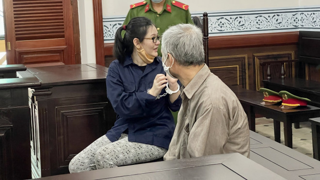 Hai bị cáo Trịnh Lâm Linh (SN 1993; ngụ quận 6, TP HCM) và Trần Văn Tâm (SN 1972; ngụ huyện Củ Chi, TP HCM) tại phiên xét xử.