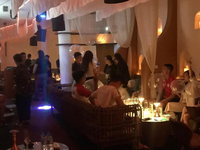 Pháp luật - Bán "bóng cười" cho khách, chủ quán bar chống đối, thách thức lực lượng chức năng