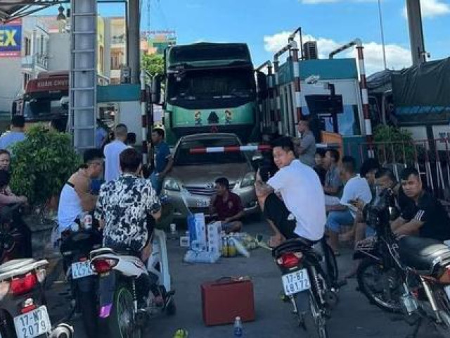 Tin tức trong ngày - Vác loa kéo, đồ ăn uống ngồi chặn trước barrier trạm thu phí BOT