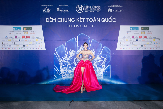 Miss World Vietnam 2019 Lương Thùy Linh diện thiết kế cúp ngực màu hồng neon nổi bật. Ngoài vai trò thành viên Ban giám khảo, cô cũng là đại sứ thương hiệu Casper Việt Nam