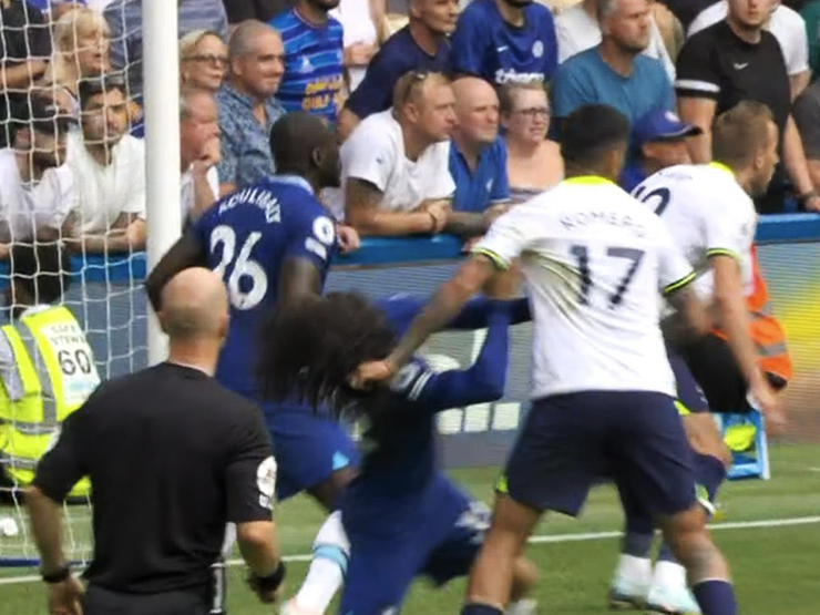 Bóng đá - SAO Chelsea bị giật tóc trước khi Kane gỡ hòa, 16.000 fan đòi cấm "vua áo đen"