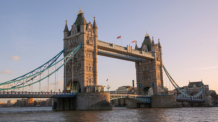 10. Cầu Tháp London thường bị nhầm với Cầu London. Đây là cây cầu nổi tiếng nhất London, đón gần 500.000 lượt khách mỗi năm.
