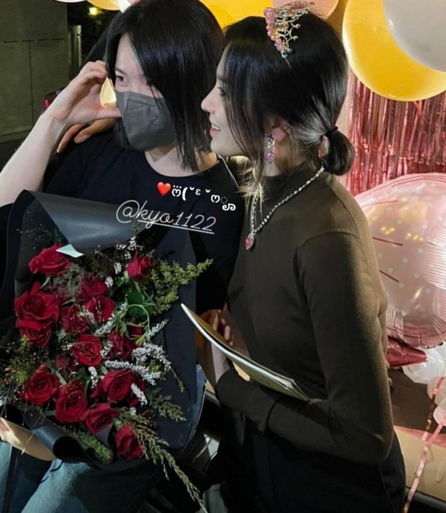 Đẳng cấp Song Hye Kyo: Đã xinh thì đeo đồ nhựa vẫn xinh, lại còn vô tình bắt trúng trend này - 6
