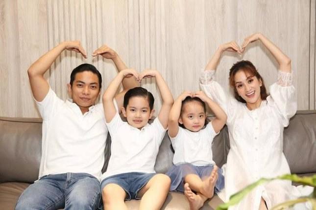 Khánh Thi- Phan Hiển bên hai con