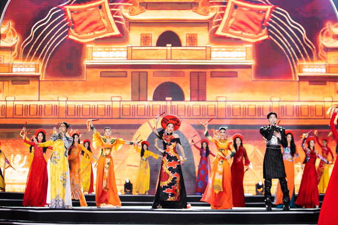 Top 3 Miss World Vietnam 2019 xuất hiện cùng 37 thí sinh trong tiết mục mở màn “Nam Quốc Sơn Hà” do ca sĩ Erik và Phương Mỹ Chi thể hiện