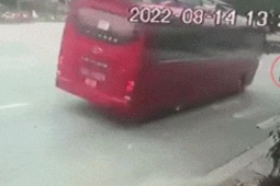 Giao thông - Đô thị - Clip: Cố tình chạy ngược chiều, xe máy tông trực diện vào đầu xe khách