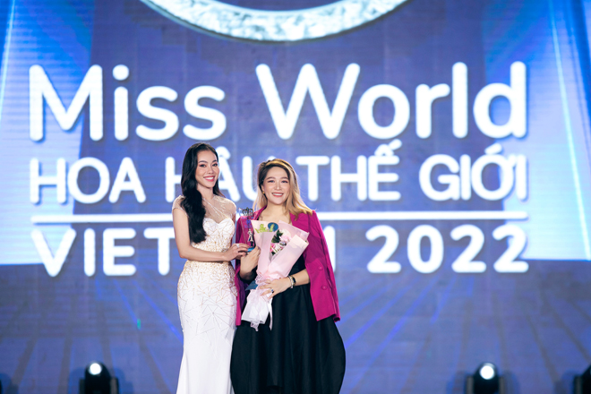 Đại diện Nhà tài trợ Kim cương nhận hoa cảm ơn từ Ban tổ chức cuộc thi