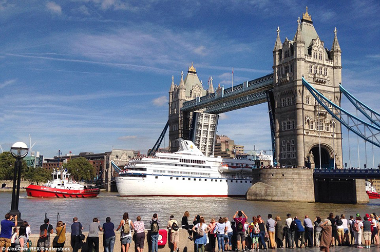 8. Cầu Tháp London nâng lên 800 lần trong một năm, tương đương 2 lần một ngày để tàu thuyền qua lại. Mặc dù con số này có vẻ lớn nhưng nó chưa là gì so với năm đầu tiên hoạt động. Vào năm 1894, nó nâng lên 6194 lần, tức 17 lần một ngày.
