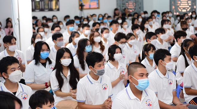 Đông đảo các bạn trẻ hội tụ tại lễ khai mạc chương trình “Rèn luyện kỹ năng sống"