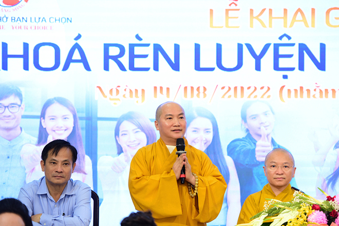 Thượng toạ Thích Phước Tiến đại diện chia sẻ về ý nghĩa khóa rèn luyện