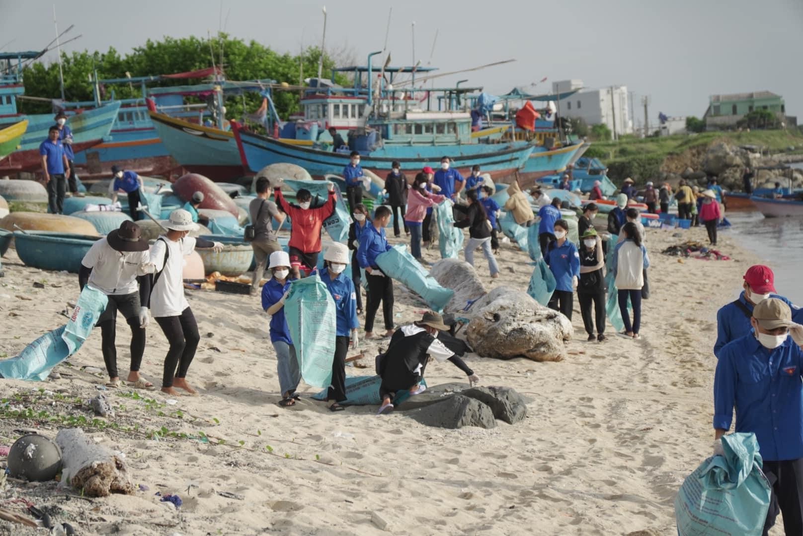 Trước tình trạng này, các Đoàn viên đã phát động phong trào thu gom rác để trả lại vẻ đẹp ban sơ của Phú Quý. Ảnh: Internet