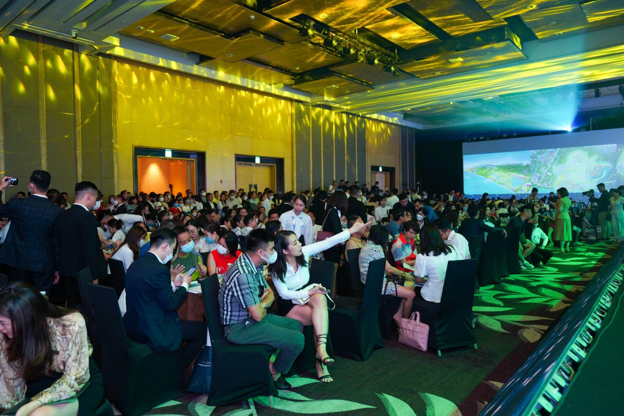 Các chuyên viên tư vấn SGO hỗ trợ giải đáp thắc mắc của khách hàng trong trong sự kiện