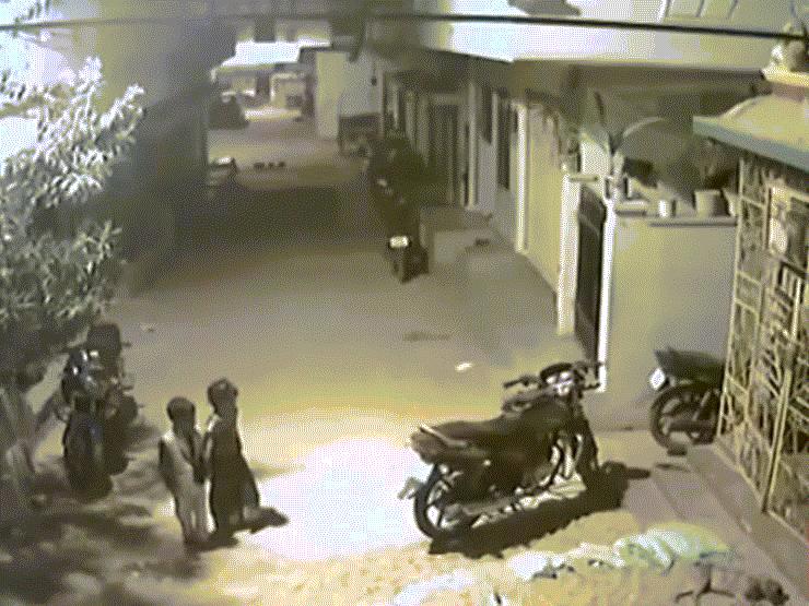 Phi thường - kỳ quặc - Đối đầu với đàn chó hoang, bé trai 5 tuổi không bỏ chạy mà có cách xử lý cực "bá đạo"