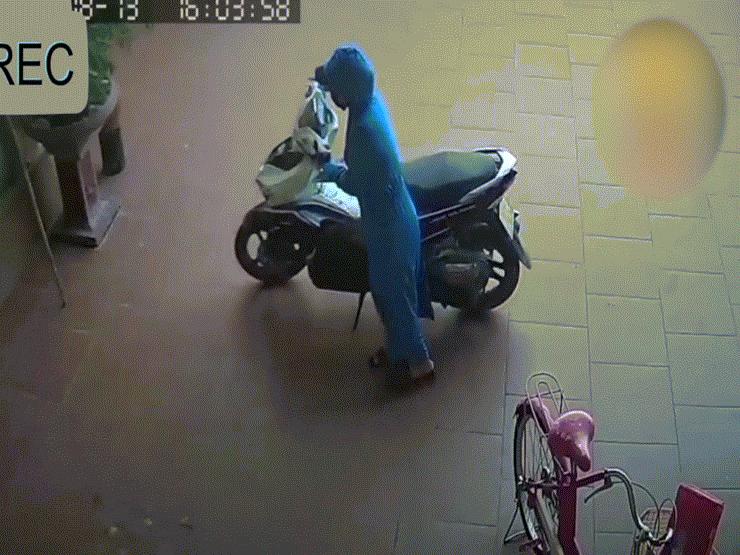 Xe máy - Xe đạp - Clip: "Vi diệu" cô gái vít ga trong sân nhà đâm vỡ chậu cây cảnh