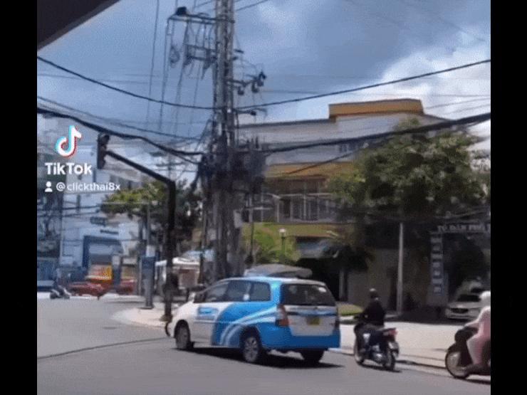 Xe máy - Xe đạp - Clip: Cô nàng đi SH và hành động bất ngờ khi dừng đèn đỏ