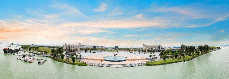 Khu vực quảng trường của Aqua City với cảnh quan sông nước bao quanh