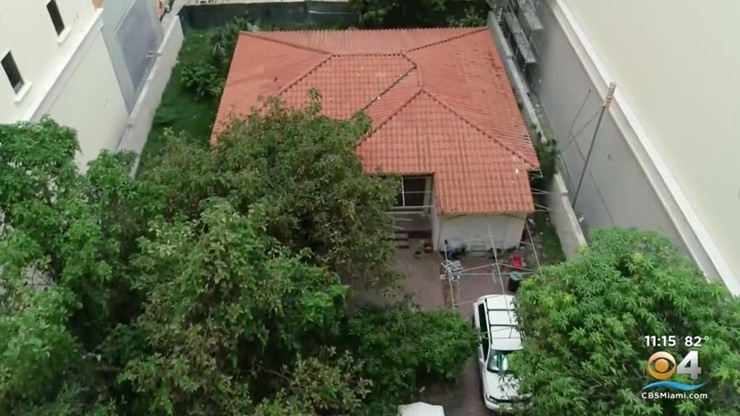 Hàng xóm quanh nhà ông đã chuyển đi từ sau khi nhận số tiền đền bù.
