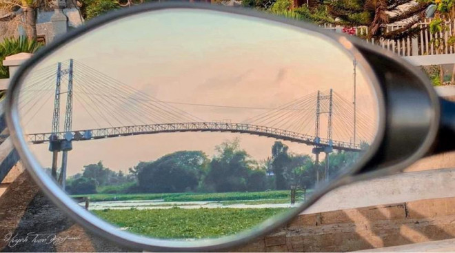 Bộ ảnh cây cầu treo được Kiệt lưu lại qua gương chiếu hậu. Ảnh: Tuấn Kiệt