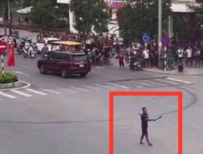 Kẻ ngáo đá cầm dao chém loạn xạ ở biển Sầm Sơn - Ảnh cắt từ clip