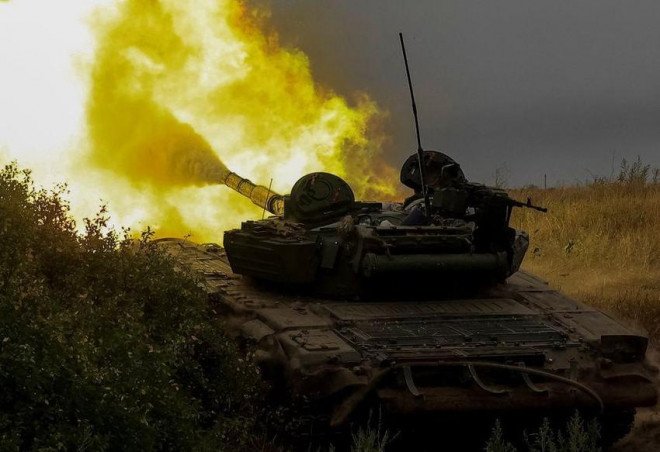 Xe tăng của lực lượng Ukraine khai hỏa ở tỉnh Donestk ngày 12-8. Ảnh: REUTERS