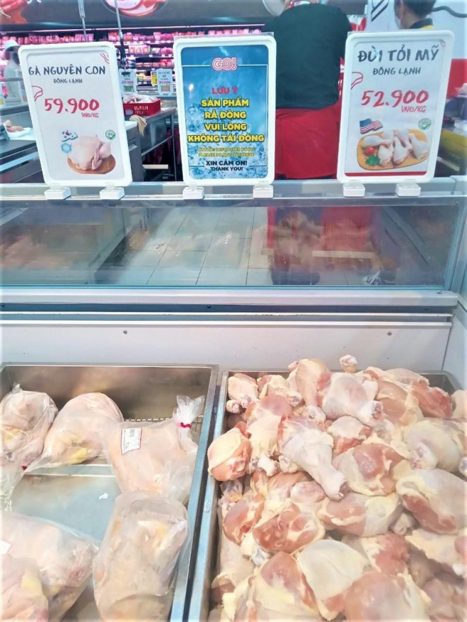 Thịt gà đông lạnh nguyên con được bán tại siêu thị.