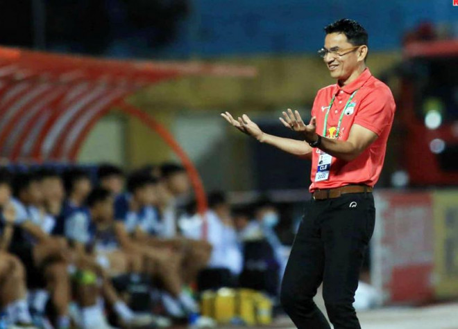 Huấn luyện viên Kiatisak lạc quan sau trận thua Hà Nội. Ảnh: HAGL