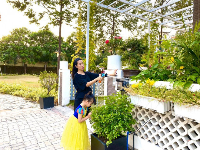 Căn biệt thự gồm 5 phòng ngủ, có hồ bơi và khu sân vườn rộng rãi làm chỗ vui chơi của các con.