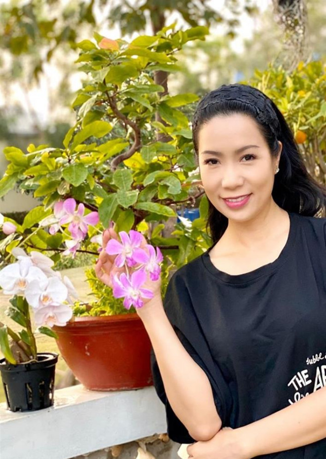 Để tạo không gian thoáng đãng, gần gũi với thiên nhiên, nghệ sĩ Trịnh Kim Chi thiết kế và trồng rất nhiều cây ăn trái và hoa.