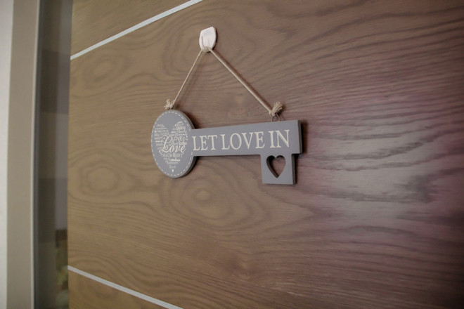 Cửa phòng ngủ với dòng chữ: "Let love in" (Hãy
yêu thương).