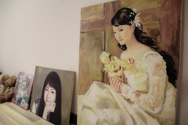 Góc phòng ngủ, nữ diễn viên trưng những bức
tranh chân dung.