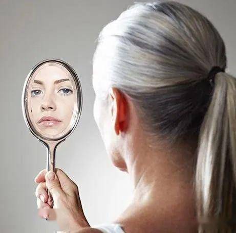 Cơ thể thiếu “vitamin” nào sẽ khiến tóc bạc? Làm thế nào để ngăn tóc bạc xuất hiện? - 1