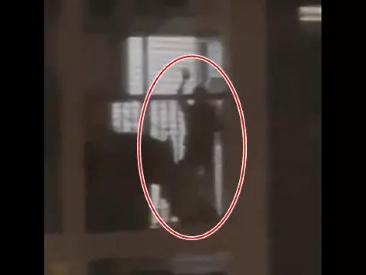 Tin tức trong ngày - Người phụ nữ trèo ra ban công gào khóc cầu cứu: Công an mời 2 người lên làm việc