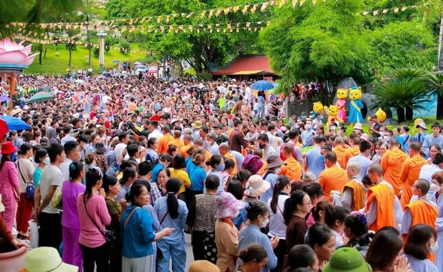 Có hơn 10 nghìn người tham gia Lễ Vu Lan tại chùa Ba Vàng hôm 10/7. Ảnh Facebook Chùa Ba Vàng.