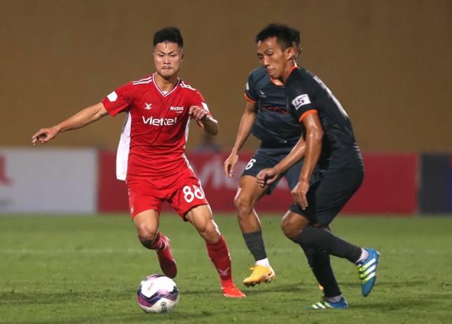 Duy Thường (trái) từng là cầu thủ tấn công xuất sắc trước khi Viettel lên chơi ở V-League 1. (Ảnh: Hiển Tạ)