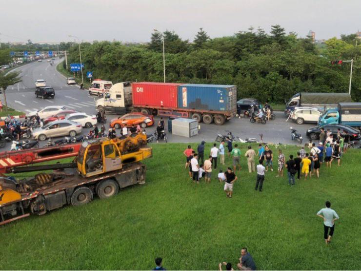 Tin tức trong ngày - Xe cẩu va chạm 3 ô tô, 1 xe máy, 1 người thiệt mạng