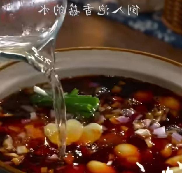 Sau đó bạn đổ nước dừa tươi ngập mặt thịt…