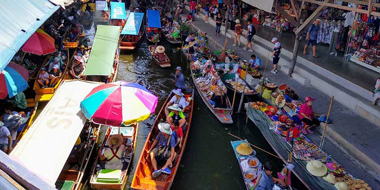 Ở Bangkok có 2 khu chợ nổi cực kỳ nổi tiếng là Amphawa và Damnoen Saduak, từ đây cũng rất thuận tiện để tham quan Chợ đường sắt Maeklong độc đáo. 
