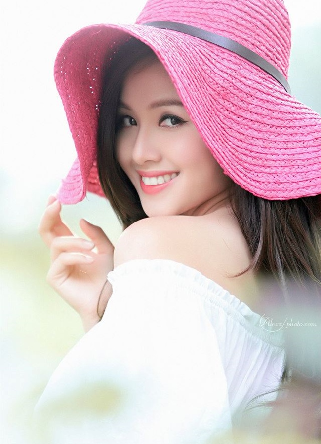 Tâm Tít là một trong những hot girl đời đầu tại Hà thành. Vẻ ngọt ngào, gương mặt thanh tú đã giúp cô nổi đình đám trong giới trẻ, phủ sóng từ ảnh báo - tạp chí, quảng cáo, phim ảnh, âm nhạc.
