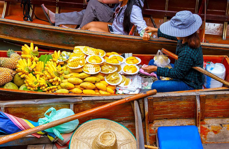 Đến chợ nổi, bạn không chỉ được ngồi trên những chiếc thuyền nhỏ luồn lách qua những “cửa hàng” nổi trên sông...
