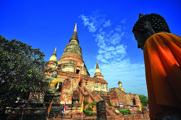 Chỉ trong một ngày, bạn sẽ được tham quan những ngôi đền, chùa nổi tiếng tôn nghiêm mang đậm tinh thần Phật giáo Thái Lan như Wat Yai Chai Mongkhon, Phra Nakhon Si Ayutthaya, để được đắm mình trong không gian tĩnh lặng và trang nghiêm khó có được tại thủ đô Bangkok sầm uất. 
