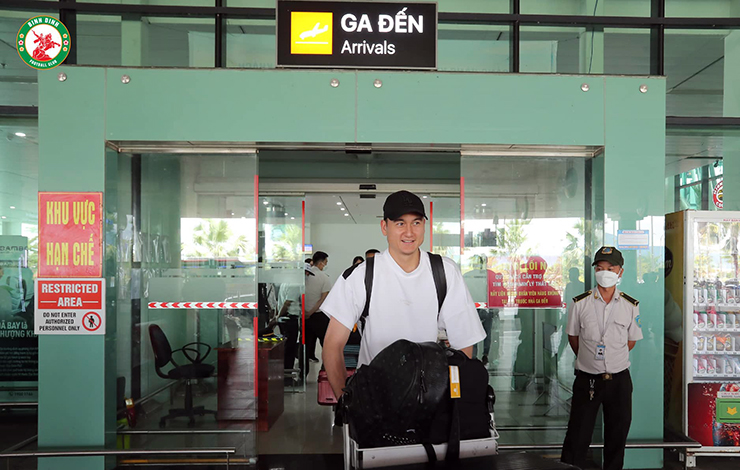 Đầu giờ chiều ngày 16/8, thủ môn Đặng Văn Lâm đã đáp chuyến bay từ TP.HCM đi Quy Nhơn, để hội quân cùng đội bóng mới Topenland Bình Định.