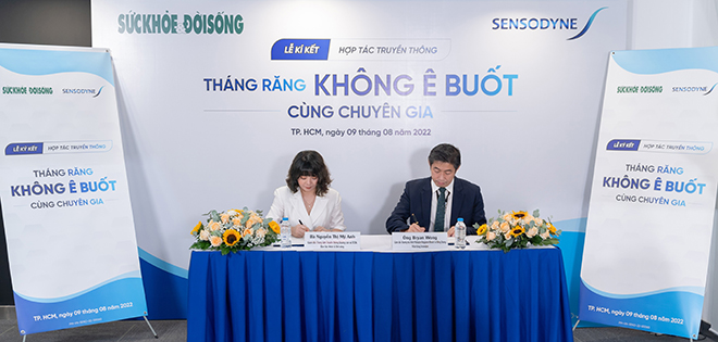 Đại diện báo Sức khỏe và Đời sống và nhãn hàng Sensodyne trong buổi lễ ký kết