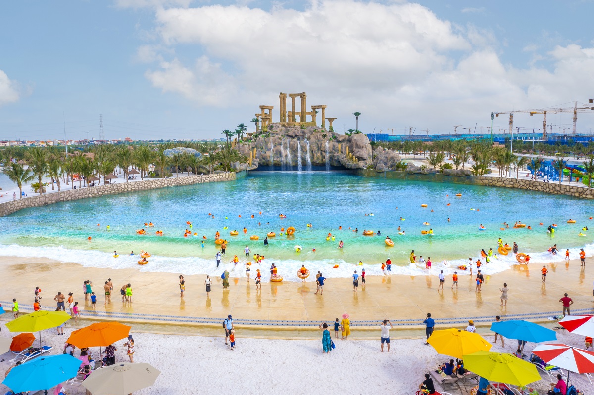 Ngoài Tổ hợp công viên Biển tạo sóng Royal Wave Park đã vận hành, hàng loạt công trình dành cho cộng đồng khác cũng sẽ sớm hoàn thành, mang tới trải nghiệm thời thượng cho cư dân